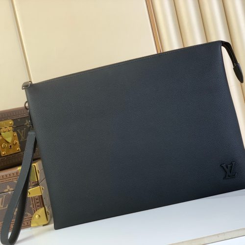 ALT(替代文本) Louis Vuitton Montsouris Trunk handbag – rear view showing black leather back panel and adjustable strap design 标题(Title) LV Montsouris Trunk Bag – Back View Caption(图注) Backside of the Montsouris Trunk bag, featuring clean black leather panel and strap attachment. 描述(Description) Detailed view of the Louis Vuitton Montsouris Trunk bag from the back – minimalist design with tonal leather, no logo.