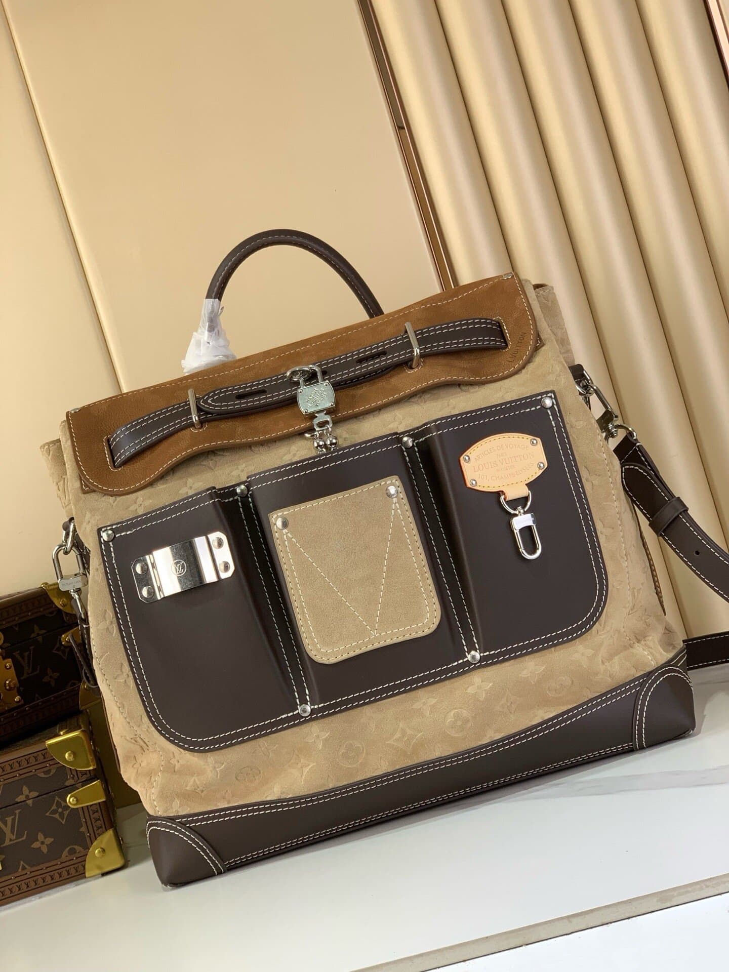 Leather vs Synthetic Everyday Bags: Which One Is Right for Daily Use?