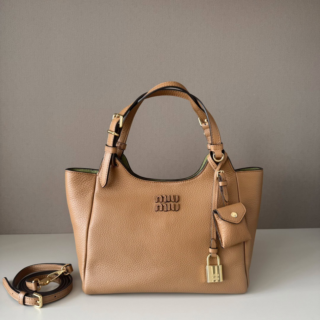 What to Carry in Your Bag: How to Pack Smart for a Long Day Outside
